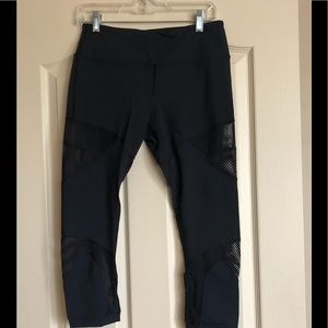 VEUC Lululemon Lab Wunder Under Crops, size 8